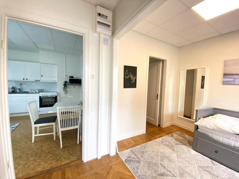 Central Apartment With Free Parking 胡斯克瓦纳 外观 照片